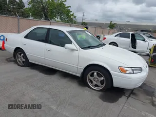 1997 Toyota Camry LE z VIN JT2BF22K3V0048433, wystawiony jako IAAI lot #42134919 z przebiegiem 250 508 mil mil oraz . Historia ofert i sprzedaży dostępna na DreamBid. Obrazek 1.