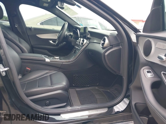 2019 Mercedes-Benz C 300 z VIN 55SWF8DB0KU307061, wystawiony jako IAAI lot #42143403 z przebiegiem Nie podano mil oraz . Historia ofert i sprzedaży dostępna na DreamBid. Obrazek 5.