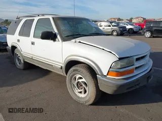 2000 Chevrolet Blazer LT z VIN 1GNDT13W6Y2383741, wystawiony jako IAAI lot #40957201 z przebiegiem 215 604 mil mil oraz . Historia ofert i sprzedaży dostępna na DreamBid. Obrazek 1.