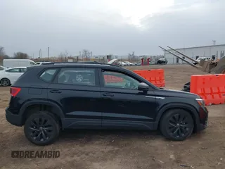 2023 Volkswagen Taos S z VIN 3VVCX7B20PM365688, wystawiony jako IAAI lot #41237975 z przebiegiem 15 401 mil mil oraz . Historia ofert i sprzedaży dostępna na DreamBid. Obrazek 13.