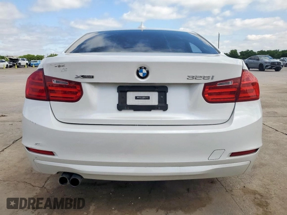 2013 BMW 3 Series 328i xDrive z VIN WBA3B3C56DJ811038, wystawiony jako Copart lot #55895825 z przebiegiem 111 090 mil mil oraz Czysty tytuł • Clean title. Historia ofert i sprzedaży dostępna na DreamBid. Obrazek 6.