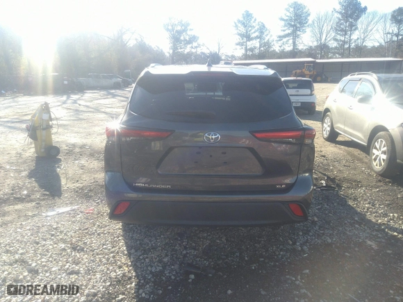 2021 Toyota Highlander XLE with VIN 5TDGZRAH4MS063067, listed as a IAAI auction lot 41740221 with 68,376 mi miles. Bid and sale history available at carsss.com. Image 16.