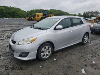 2010 Toyota Matrix z VIN 2T1KU4EE9AC521024, wystawiony jako Copart lot #58539385 z przebiegiem 221 946 mil mil oraz Czysty tytuł • Clean title. Historia ofert i sprzedaży dostępna na DreamBid. Obrazek 1.