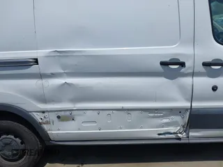 2018 Ford Transit z VIN 1FTYE1YM3JKA17396, wystawiony jako IAAI lot #42575062 z przebiegiem 68 063 mil mil oraz . Historia ofert i sprzedaży dostępna na DreamBid. Obrazek 6.