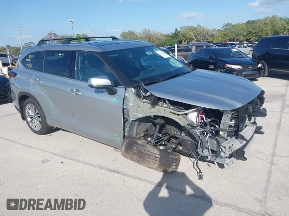 2025 Toyota Highlander Hybrid Platinum z VIN 5TDEBRCH0SS651408, wystawiony jako IAAI lot #41750433 z przebiegiem 6 705 mil mil oraz . Historia ofert i sprzedaży dostępna na DreamBid. Obrazek 1.
