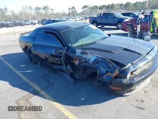 2017 Dodge Challenger SXT z VIN 2C3CDZAG6HH599970, wystawiony jako IAAI lot #39002510 z przebiegiem 85 667 mil mil oraz . Historia ofert i sprzedaży dostępna na DreamBid. Obrazek 1.