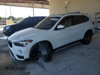 2018 BMW X1 sDrive28i z VIN WBXHU7C34J5L08947, wystawiony jako Copart lot #47344485 z przebiegiem 80 034 mil mil oraz Szkody całkowita. Historia ofert i sprzedaży dostępna na DreamBid. Obrazek 1.