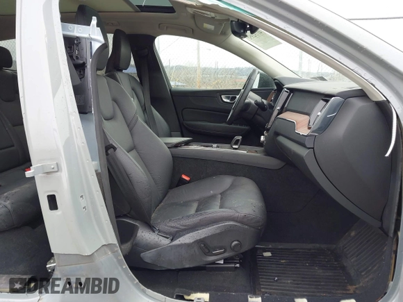 2024 Volvo XC60 Plus Dark Theme z VIN YV4L12RL3R1757157, wystawiony jako IAAI lot #41732352 z przebiegiem 11 056 mil mil oraz . Historia ofert i sprzedaży dostępna na DreamBid. Obrazek 5.