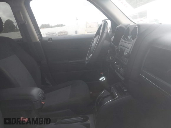 2016 Jeep Patriot Sport z VIN 1C4NJPBB6GD800041, wystawiony jako IAAI lot #42410250 z przebiegiem 124 064 mil mil oraz . Historia ofert i sprzedaży dostępna na DreamBid. Obrazek 5.