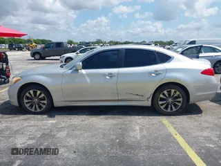 2014 Infiniti Q70 Luxe z VIN JN1BY1AP5EM260464, wystawiony jako IAAI lot #42372872 z przebiegiem 116 756 mil mil oraz . Historia ofert i sprzedaży dostępna na DreamBid. Obrazek 14.