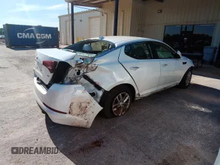 2013 Kia Optima LX z VIN KNAGM4A76D5372356, wystawiony jako Copart lot #57652125 z przebiegiem Nie podano mil oraz Szkoda całkowita • Salvage title. Historia ofert i sprzedaży dostępna na DreamBid. Obrazek 3.