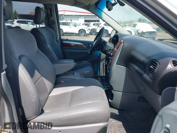 2006 Chrysler Town & Country LWB Limited with VIN 2A8GP64L16R798291, listed as a IAAI auction lot 42150570 with 206,500 mi miles. Bid and sale history available at carsss.com. Image 5.