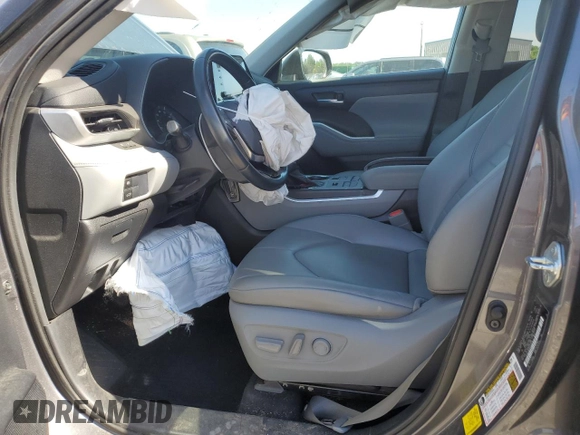 2021 Toyota Highlander XLE z VIN 5TDGZRBH5MS529734, wystawiony jako Copart lot #57189315 z przebiegiem 117 913 mil mil oraz Szkoda całkowita • Salvage title. Historia ofert i sprzedaży dostępna na DreamBid. Obrazek 7.