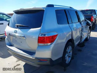 2011 Toyota Highlander Limited with VIN 5TDYK3EH0BS035151, listed as a IAAI auction lot 41281405 with 104,582 mi miles. Bid and sale history available at carsss.com. Image 4.