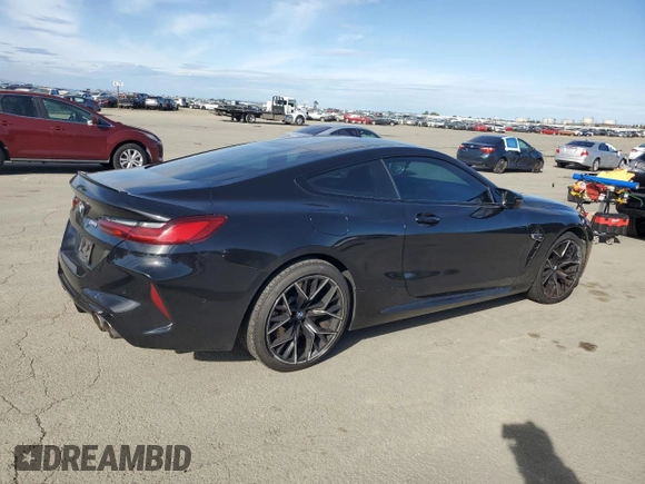 2020 BMW M8 z VIN WBSAE0C00LCD49661, wystawiony jako Copart lot #49926535 z przebiegiem 33 098 mil mil oraz Szkoda całkowita • Salvage title. Historia ofert i sprzedaży dostępna na DreamBid. Obrazek 3.
