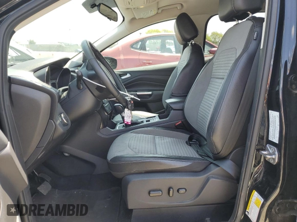 2017 Ford Escape SE z VIN 1FMCU0G92HUD20328, wystawiony jako Copart lot #55181485 z przebiegiem Nie podano mil oraz Szkoda całkowita • Salvage title. Historia ofert i sprzedaży dostępna na DreamBid. Obrazek 7.