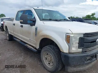 2019 Ford F-250 XL z VIN 1FT7W2BT5KED19660, wystawiony jako IAAI lot #42207834 z przebiegiem 144 379 mil mil oraz . Historia ofert i sprzedaży dostępna na DreamBid. Obrazek 1.