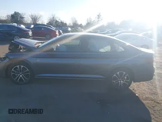 2024 Volkswagen Jetta Sport z VIN 3VWBM7BU6RM027295, wystawiony jako IAAI lot #41889109 z przebiegiem 8 446 mil mil oraz . Historia ofert i sprzedaży dostępna na DreamBid. Obrazek 14.