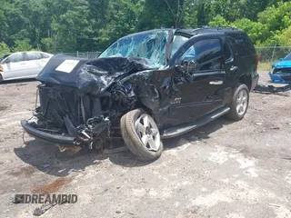 2013 Chevrolet Tahoe LT z VIN 1GNSCBE09DR366696, wystawiony jako IAAI lot #42201250 z przebiegiem 199 105 mil mil oraz . Historia ofert i sprzedaży dostępna na DreamBid. Obrazek 18.