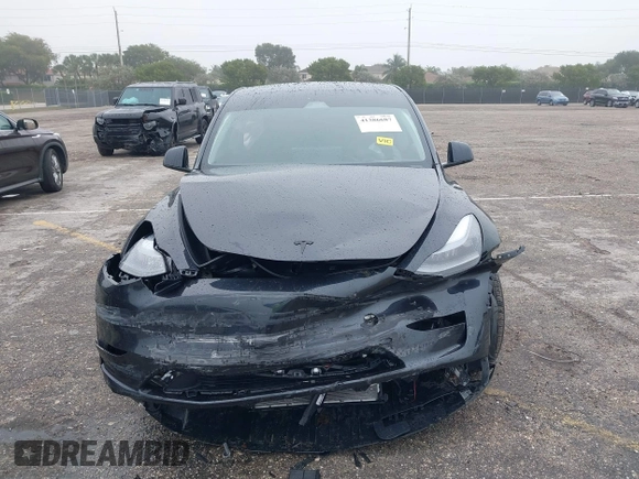2024 Tesla Model Y with VIN 7SAYGDED8RF213927, listed as a IAAI auction lot 41386687 with 3,599 mi miles and . Bid and sale history available at DreamBid. Image 12.
