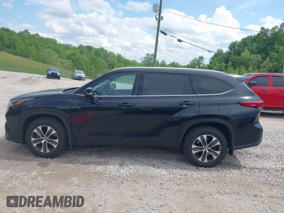 2022 Toyota Highlander XLE z VIN 5TDGZRBH3NS587245, wystawiony jako IAAI lot #42146453 z przebiegiem 74 909 mil mil oraz . Historia ofert i sprzedaży dostępna na DreamBid. Obrazek 14.