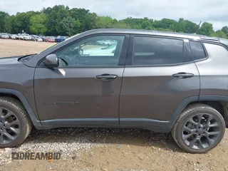 2021 Jeep Compass 80th Anniversary z VIN 3C4NJDEB5MT516982, wystawiony jako IAAI lot #42441681 z przebiegiem 37 414 mil mil oraz . Historia ofert i sprzedaży dostępna na DreamBid. Obrazek 14.