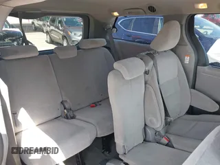 2015 Toyota Sienna LE AAS z VIN 5TDKK3DC0FS613377, wystawiony jako IAAI lot #42214127 z przebiegiem 135 836 mil mil oraz . Historia ofert i sprzedaży dostępna na DreamBid. Obrazek 8.