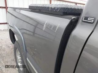 2002 Chevrolet Silverado 1500HD LT z VIN 1GCGC13U52F214511, wystawiony jako IAAI lot #42154128 z przebiegiem 110 760 mil mil oraz . Historia ofert i sprzedaży dostępna na DreamBid. Obrazek 6.