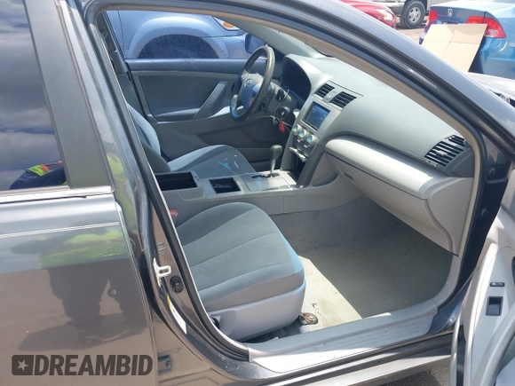 2008 Toyota Camry LE z VIN 4T1BE46K68U772433, wystawiony jako IAAI lot #42375510 z przebiegiem 168 152 mil mil oraz . Historia ofert i sprzedaży dostępna na DreamBid. Obrazek 5.