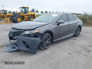 2018 Toyota Camry LE z VIN 4T1B11HK7JU023055, wystawiony jako IAAI lot #40609585 z przebiegiem Nie podano mil oraz . Historia ofert i sprzedaży dostępna na DreamBid. Obrazek 2.