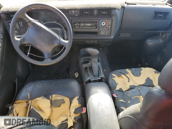 1997 GMC Jimmy SLS with VIN 1GKDT13W8V2560329, listed as a Copart auction lot 80992204 with 231,051 mi miles and Salvage Title. Bid and sale history available at carsss.com. Image 8.