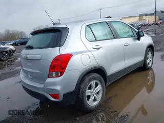 2020 Chevrolet Trax LS z VIN KL7CJKSB3LB310265, wystawiony jako IAAI lot #42158650 z przebiegiem 56 002 mil mil oraz . Historia ofert i sprzedaży dostępna na DreamBid. Obrazek 4.