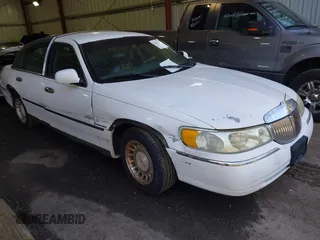 2002 Lincoln Town Car Executive z VIN 1LNHM81W62Y608856, wystawiony jako IAAI lot #42281131 z przebiegiem 242 792 mil mil oraz . Historia ofert i sprzedaży dostępna na DreamBid. Obrazek 1.