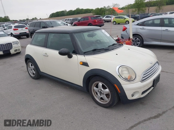 2008 MINI Hardtop z VIN WMWMF33598TT62179, wystawiony jako IAAI lot #42283705 z przebiegiem 88 180 mil mil oraz . Historia ofert i sprzedaży dostępna na DreamBid. Obrazek 1.