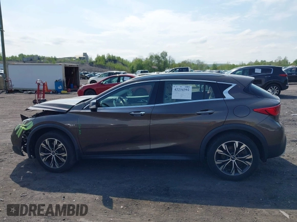 2018 Infiniti QX30 Premium z VIN SJKCH5CR0JA051889, wystawiony jako IAAI lot #42234392 z przebiegiem 104 095 mil mil oraz . Historia ofert i sprzedaży dostępna na DreamBid. Obrazek 14.