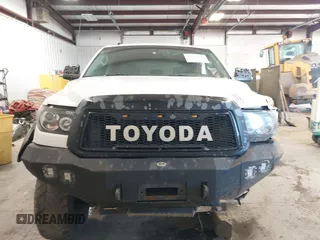 2013 Toyota Tundra z VIN 5TFDY5F10DX274318, wystawiony jako IAAI lot #41729475 z przebiegiem 253 873 mil mil oraz . Historia ofert i sprzedaży dostępna na DreamBid. Obrazek 13.