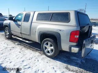 2009 Chevrolet Silverado 1500 LT with VIN 1GCEK29039Z171719, listed as a IAAI auction lot 41358533 with 111,317 mi miles. Bid and sale history available at carsss.com. Image 3.