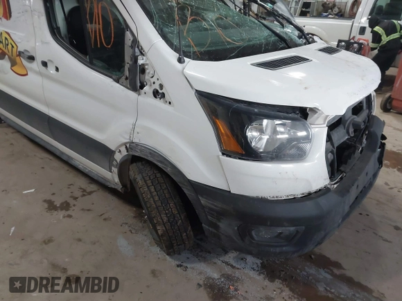 2020 Ford Transit Cargo z VIN 1FTBR2C81LKA68599, wystawiony jako IAAI lot #41381157 z przebiegiem 63 382 mil mil oraz . Historia ofert i sprzedaży dostępna na DreamBid. Obrazek 1.