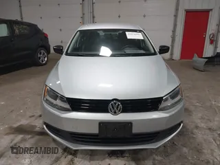 2014 Volkswagen Jetta S z VIN 3VW2K7AJXEM208116, wystawiony jako IAAI lot #42076606 z przebiegiem 118 917 mil mil oraz . Historia ofert i sprzedaży dostępna na DreamBid. Obrazek 13.