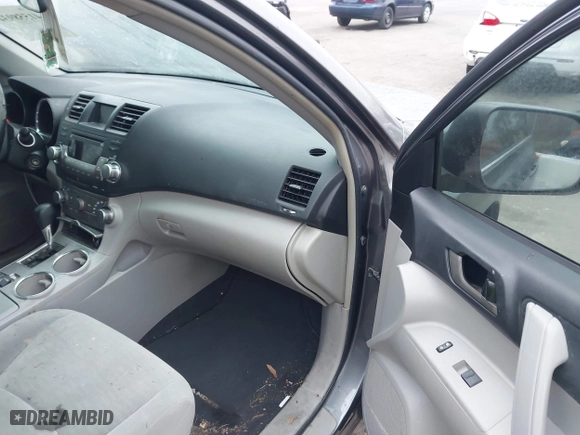 2011 Toyota Highlander with VIN 5TDZK3EH1BS024082, listed as a IAAI auction lot 41558934 with 220,549 mi miles. Bid and sale history available at carsss.com. Image 5.