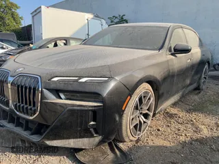 2023 BMW 7 Series 740i z VIN WBA23EH00PCM30022, wystawiony jako Copart lot #57565424 z przebiegiem 5 985 mil mil oraz . Historia ofert i sprzedaży dostępna na DreamBid. Obrazek 2.