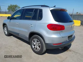 2017 Volkswagen Tiguan S z VIN WVGAV7AX5HK016877, wystawiony jako IAAI lot #42174845 z przebiegiem 99 334 mil mil oraz . Historia ofert i sprzedaży dostępna na DreamBid. Obrazek 3.