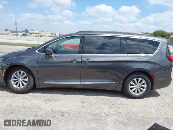 2017 Chrysler Pacifica Touring L z VIN 2C4RC1BG9HR613024, wystawiony jako IAAI lot #42112148 z przebiegiem 125 898 mil mil oraz . Historia ofert i sprzedaży dostępna na DreamBid. Obrazek 14.