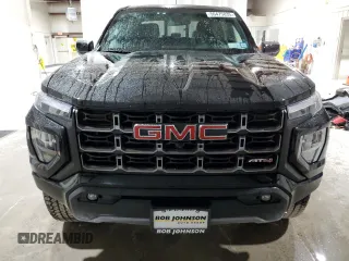 2024 GMC Canyon 4WD AT4 z VIN 1GTP6DEK8R1253511, wystawiony jako Copart lot #56475835 z przebiegiem 1912 mil mil oraz Szkody całkowita. Historia ofert i sprzedaży dostępna na DreamBid. Obrazek 5.