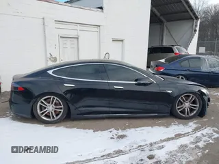 2013 Tesla Model S с VIN 5YJSA1AG2DFP11228, выставлен на аукционе IAAI как лот 41339370 с пробегом 121 237 миль миль и . История ставок и продаж доступна на DreamBid. Изображение 13.