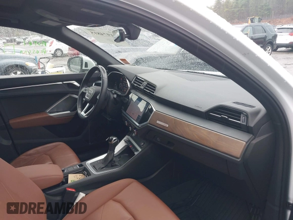 2020 Audi Q3 S line Prestige z VIN WA1FECF32L1105422, wystawiony jako IAAI lot #41974815 z przebiegiem 27 627 mil mil oraz . Historia ofert i sprzedaży dostępna na DreamBid. Obrazek 5.