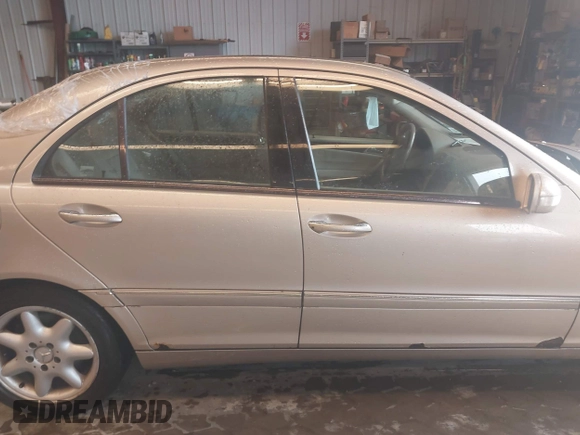 2002 Mercedes-Benz C 230/260/280/320 z VIN WDBRF61J82E005564, wystawiony jako IAAI lot #42468902 z przebiegiem 96 122 mil mil oraz . Historia ofert i sprzedaży dostępna na DreamBid. Obrazek 13.