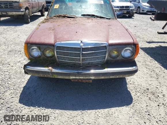 1982 Mercedes-Benz 300 D z VIN WDBAB33A0CB004853, wystawiony jako Copart lot #60577005 z przebiegiem 337 870 mil mil oraz Czysty tytuł • Clean title. Historia ofert i sprzedaży dostępna na DreamBid. Obrazek 11.