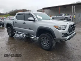 2022 Toyota Tacoma SR z VIN 3TMCZ5ANXNM461785, wystawiony jako IAAI lot #41942277 z przebiegiem 33 376 mil mil oraz . Historia ofert i sprzedaży dostępna na DreamBid. Obrazek 1.