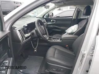 2025 Kia Sorento S z VIN 5XYRL4JC1SG334274, wystawiony jako IAAI lot #41820190 z przebiegiem 8 336 mil mil oraz . Historia ofert i sprzedaży dostępna na DreamBid. Obrazek 5.